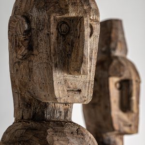 Escultura j 2 Kemet de estilo étnico fabricado en madera de teka en color marrón con acabado envejecido.