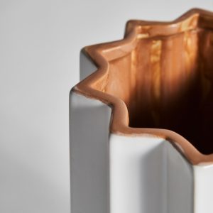 Jarrón Plissé stone de estilo art deco fabricado en cerámica en color marrón.