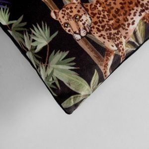 Cojín Aldora de estilo provenzal fabricado en terciopelo en color negro. Producto desenfundable.