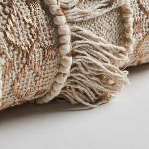 Cojín Whil de estilo vintage fabricado en algodón en color crema con acabado bordado combinado con hilo.