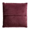 Cojín Lis de estilo clásico fabricado en terciopelo en color burdeos con acabado bordado combinado con algodón y poliéster. Producto desenfundable.