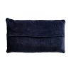 Cojín Lis de estilo clásico fabricado en terciopelo en color azul con acabado bordado combinado con algodón y poliéster. Producto desenfundable.