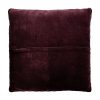 Cojín Lis de estilo clásico fabricado en terciopelo en color marrón con acabado bordado combinado con algodón y poliéster. Producto desenfundable.