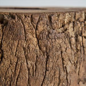 Reposapiés Kraj de estilo étnico fabricado en madera de mango en color marrón con acabado envejecido.