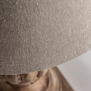 Lámpara de sobremesa de estilo provenzal fabricado en madera de mango en color marrón combinado con algodón. Producto desmontable.