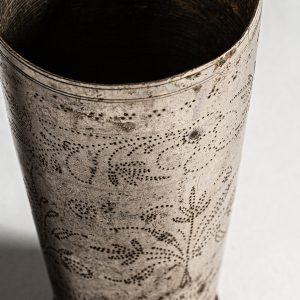 Jarrón Ren de estilo oriental fabricado en latón en color plata con acabado viejo.