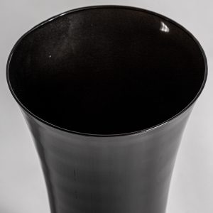 Jarrón Donet de estilo art deco fabricado en cristal en color negro con acabado brillo.