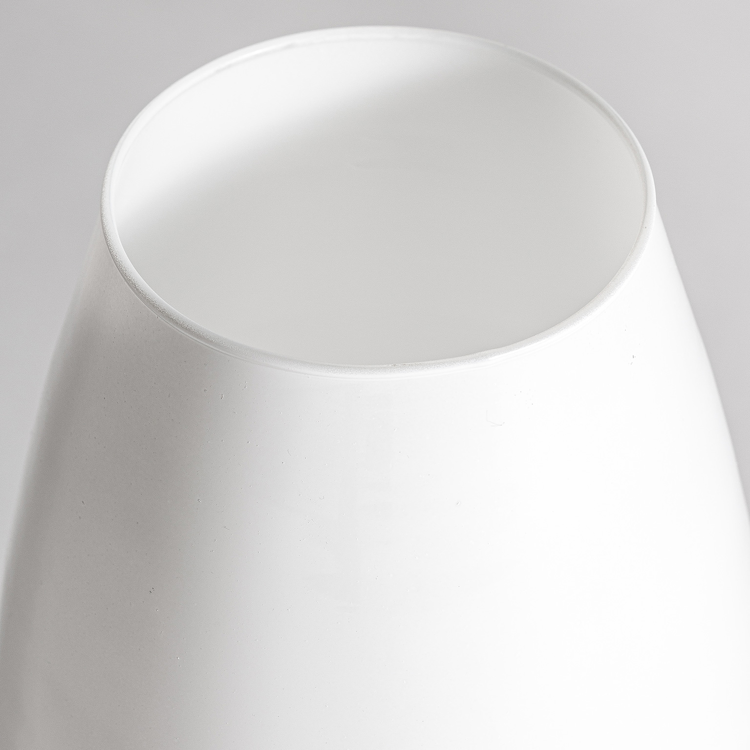 Jarrón Donet de estilo art deco fabricado en cristal en color blanco con acabado brillo.