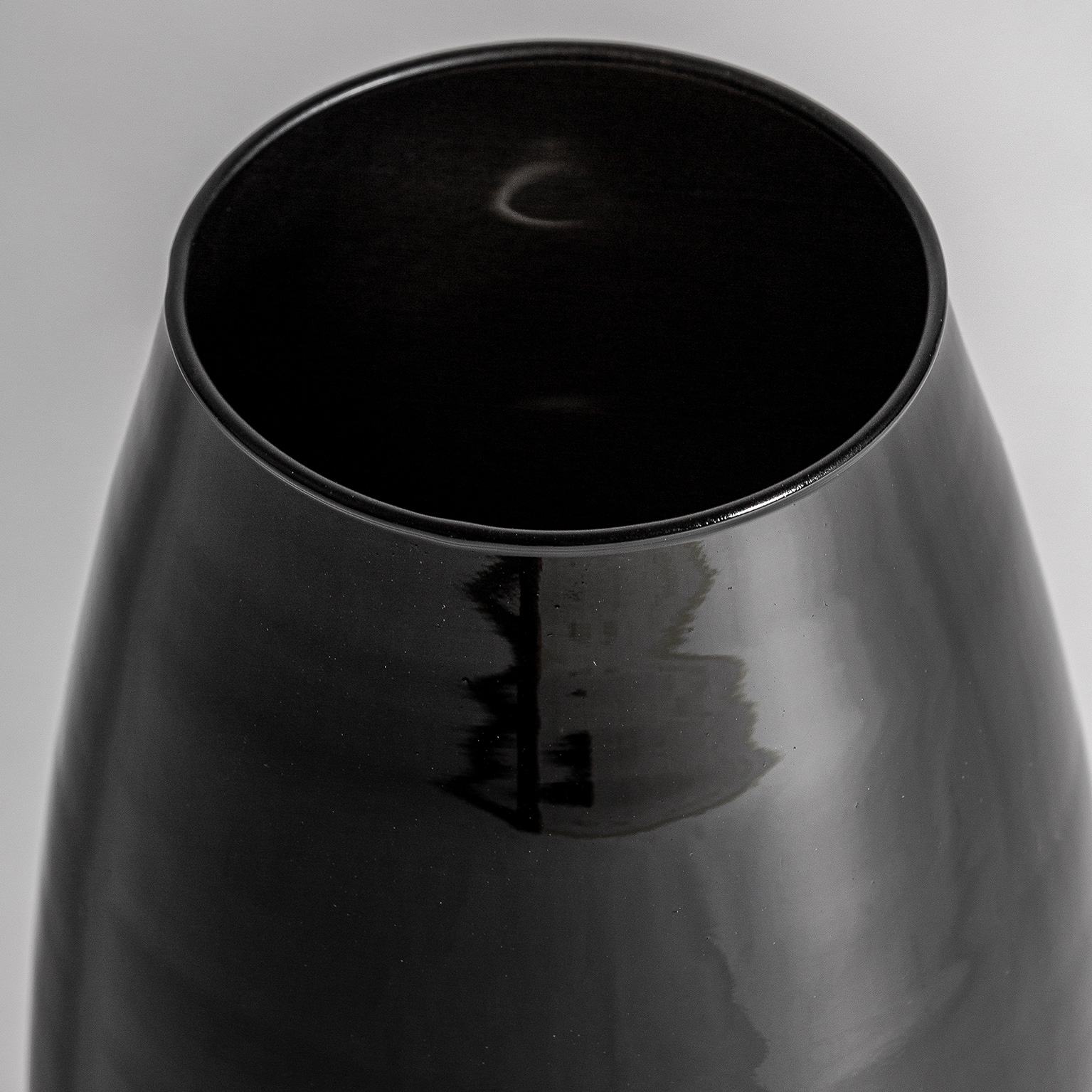 Jarrón Donet de estilo art deco fabricado en cristal en color negro con acabado brillo.