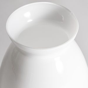 Jarrón Donet de estilo art deco fabricado en cristal en color blanco con acabado brillo.