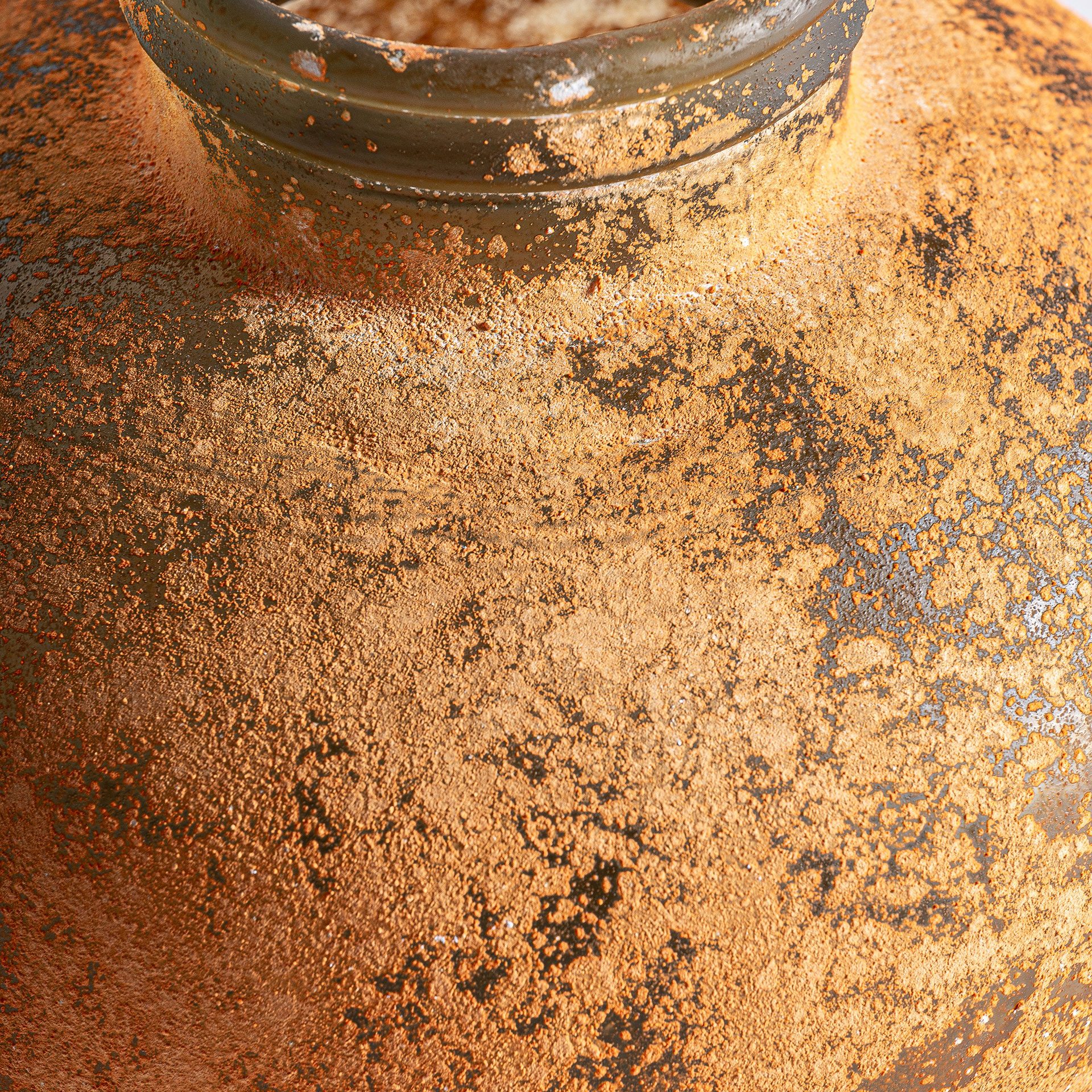 Jarrón Gieler de estilo art deco fabricado en cristal en color mostaza con acabado envejecido.