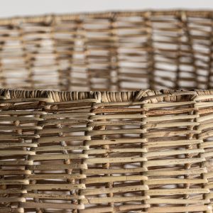 Macetero malla de estilo contemporáneo fabricado en ratán en color marrón combinado con hierro.