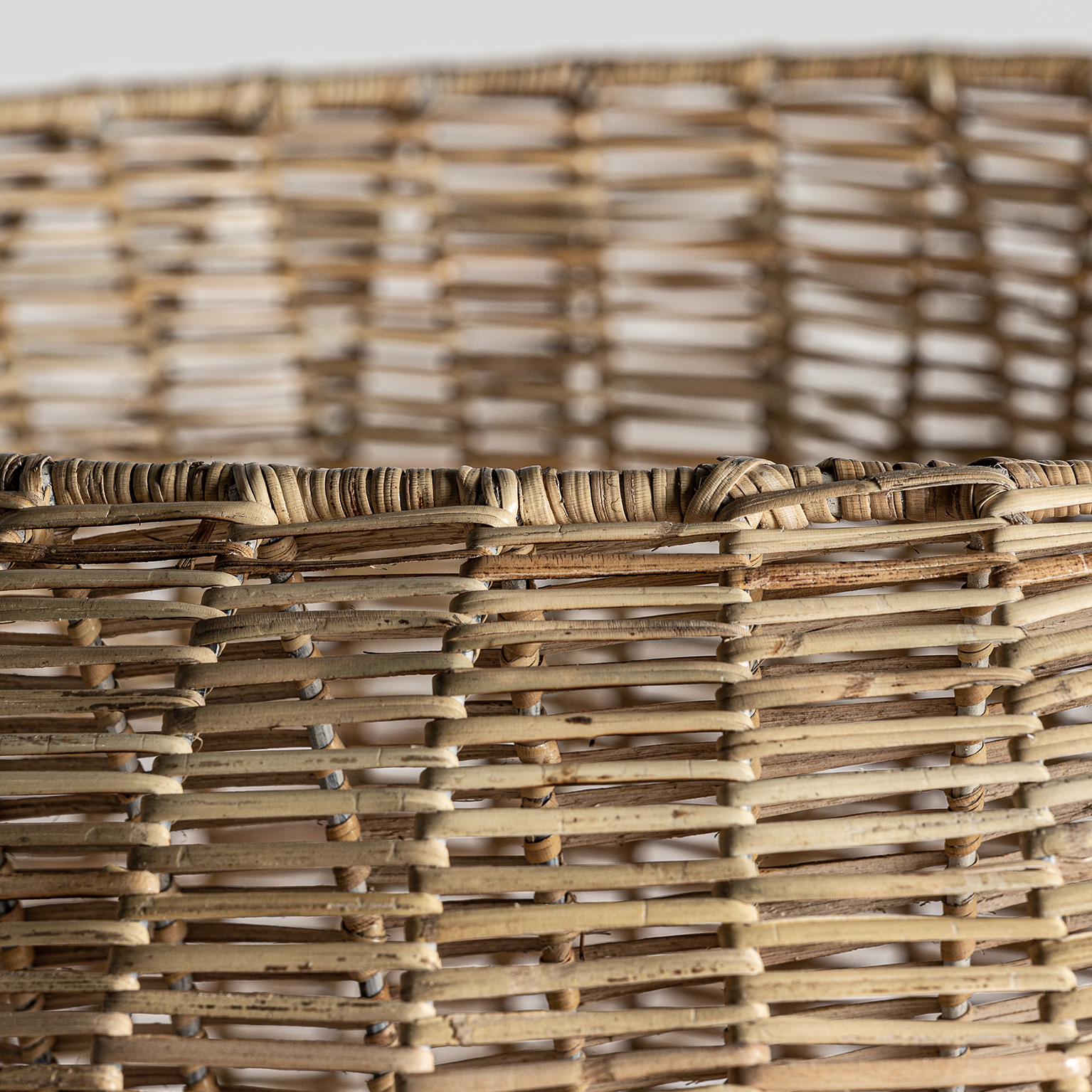 Macetero malla de estilo contemporáneo fabricado en ratán en color marrón combinado con hierro.