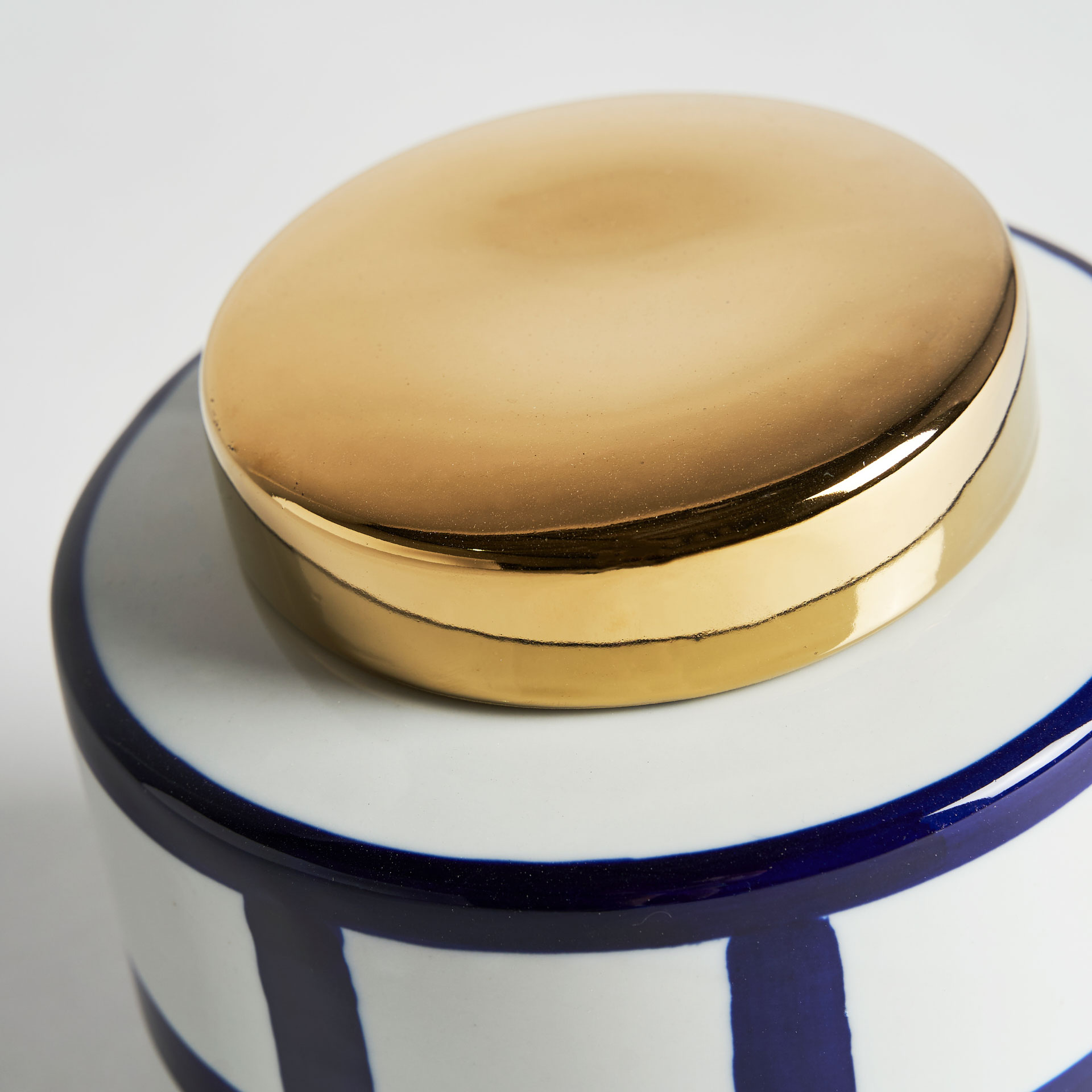 Tibor Juno de estilo contemporáneo fabricado en cerámica en color tonos de azul.