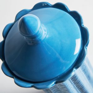 Tibor Zaea de estilo contemporáneo fabricado en cerámica en color azul.