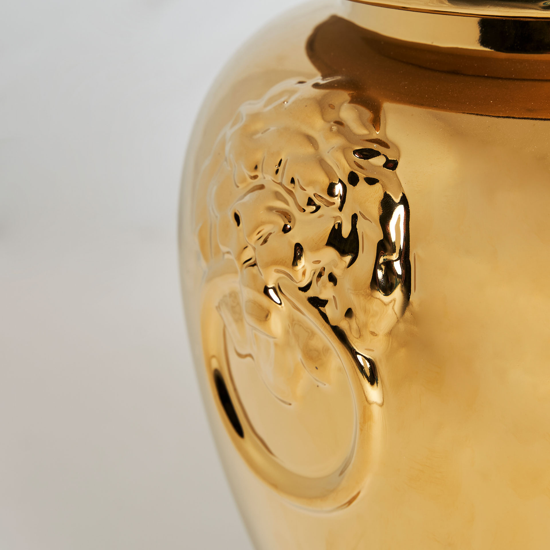 Tibor Lua de estilo art deco fabricado en cerámica en color oro.