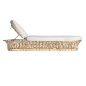 Tumbona Glades de estilo boho fabricado en ratán en color marrón claro combinado con espuma.