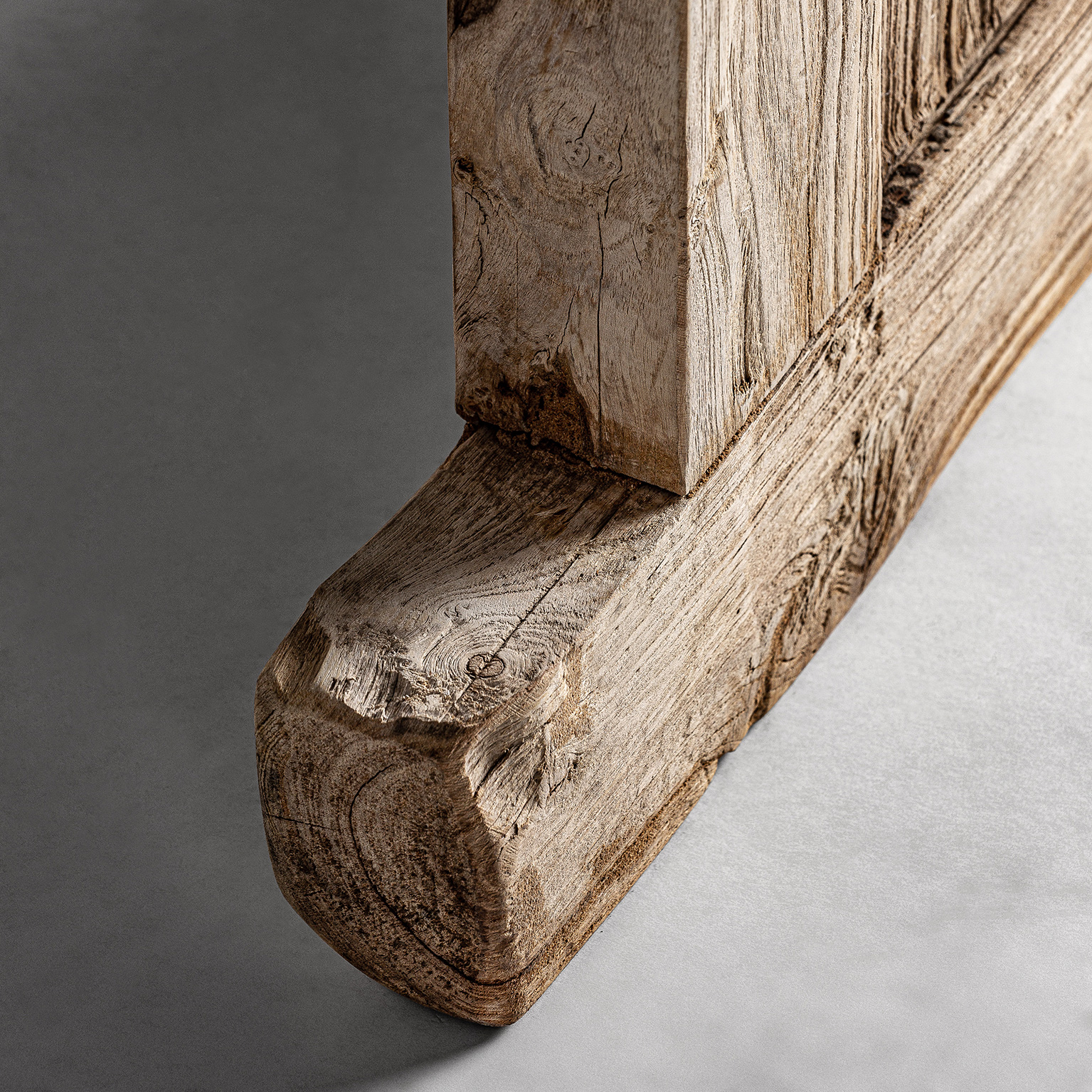 Espejo Argeen de estilo étnico fabricado en madera de teka en color marrón con acabado envejecido combinado con espejo.