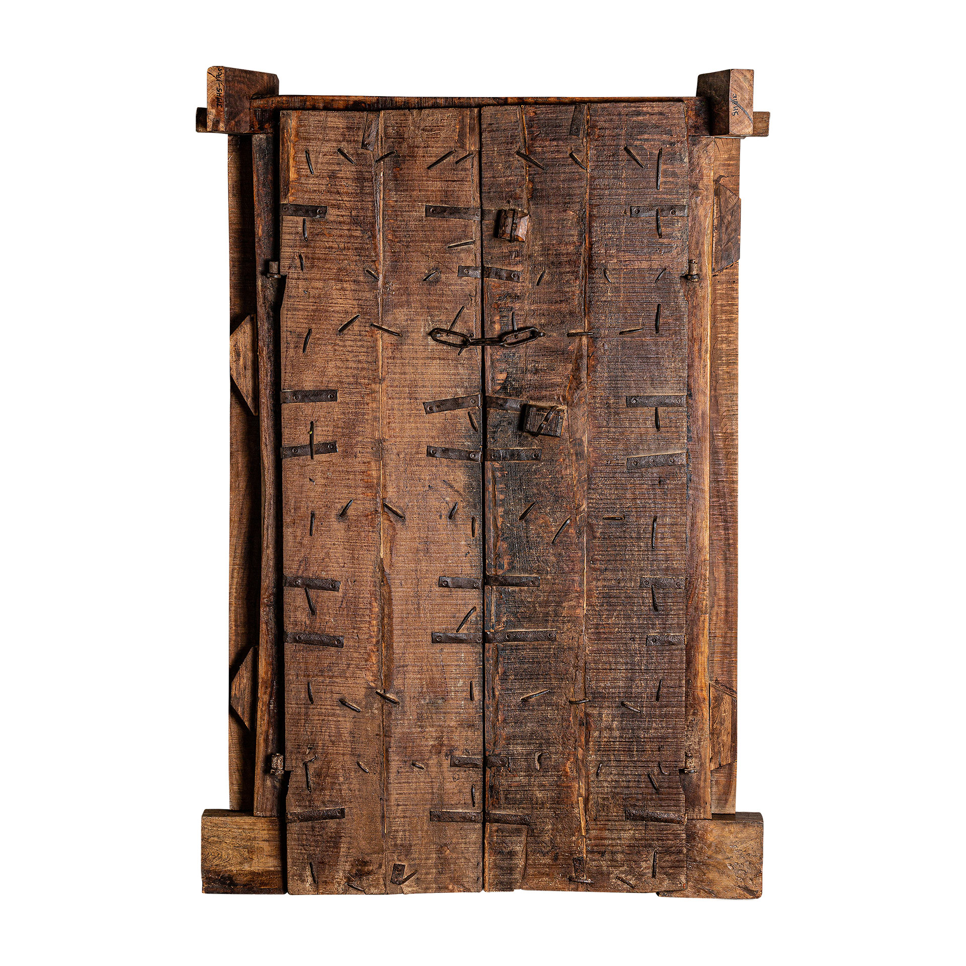 Puerta peigie de estilo étnico fabricado en madera de teka en color marrón con acabado envejecido.