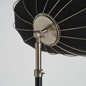 Lámpara de pie Alia de estilo art deco fabricado en hierro en color negro en color plata. Producto elevable.