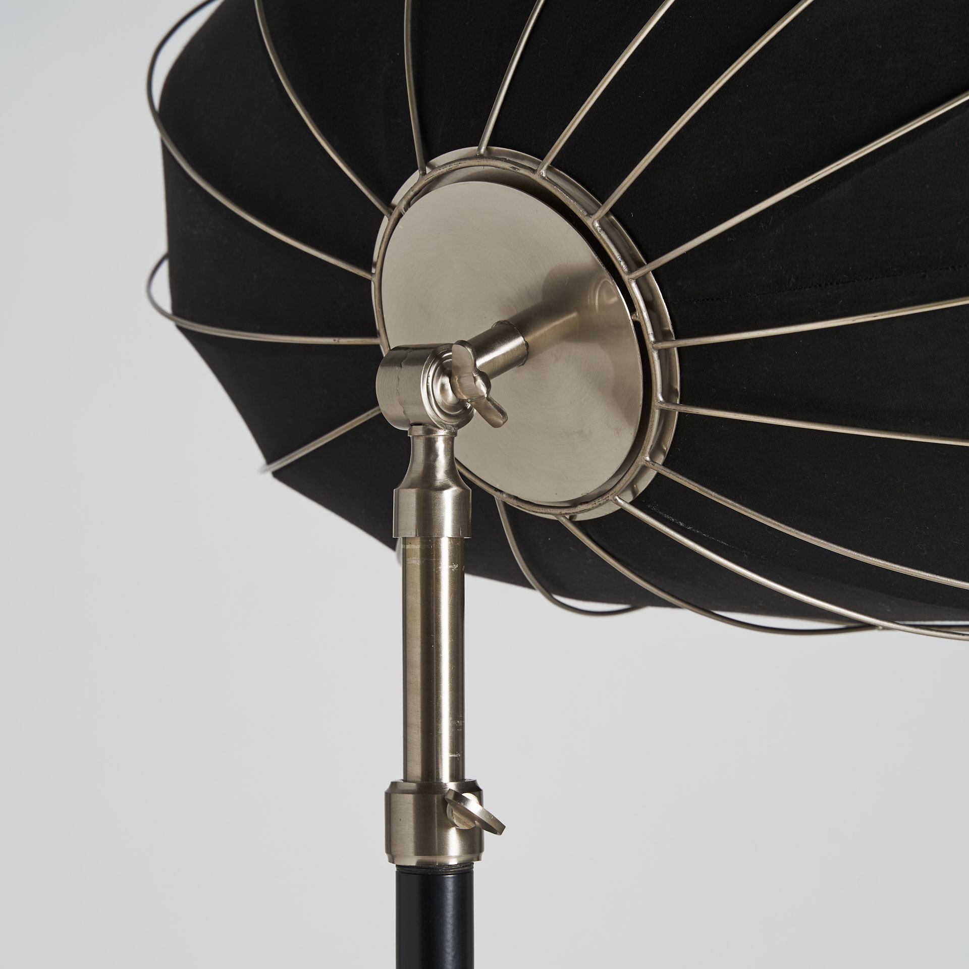 Lámpara de pie Alia de estilo art deco fabricado en hierro en color negro en color plata. Producto elevable.