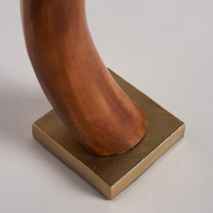 Figura decorativa Panya de estilo nórdico fabricado en hueso en color marrón combinado con hierro.