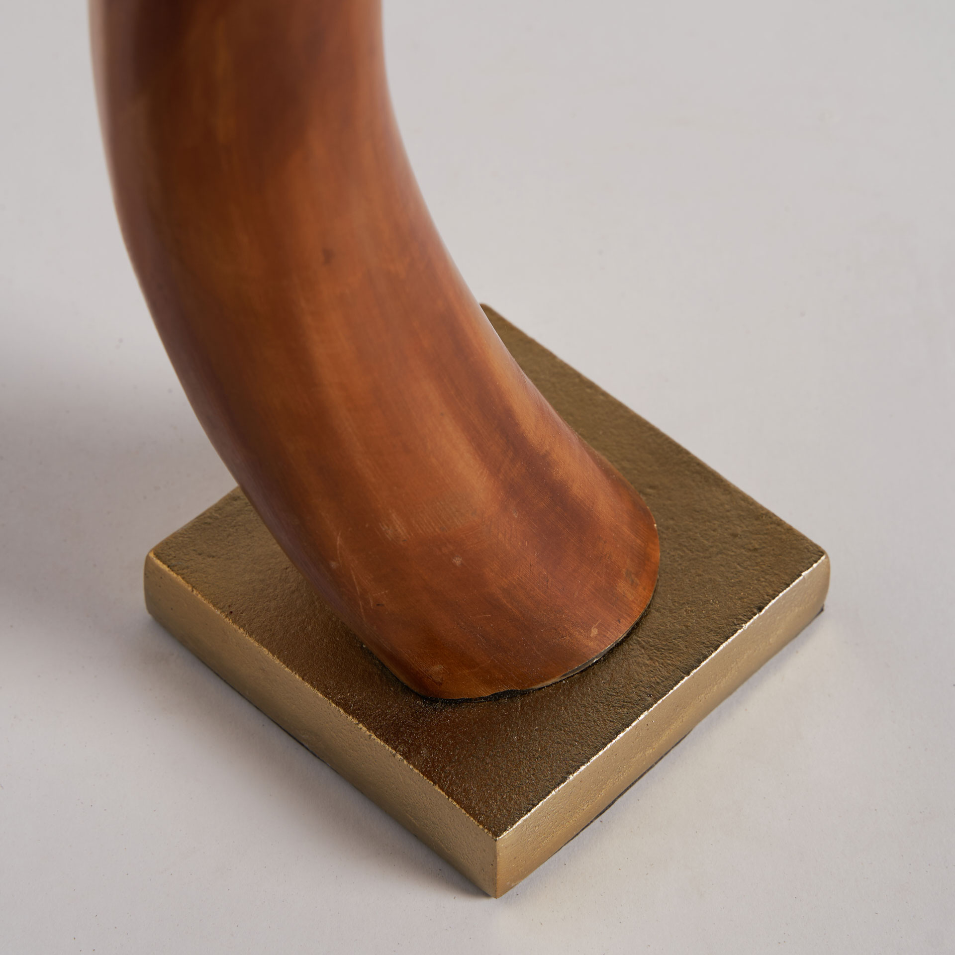 Figura decorativa Panya de estilo nórdico fabricado en hueso en color marrón combinado con hierro.