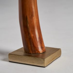 Figura decorativa Panya de estilo nórdico fabricado en hueso en color marrón combinado con hierro.