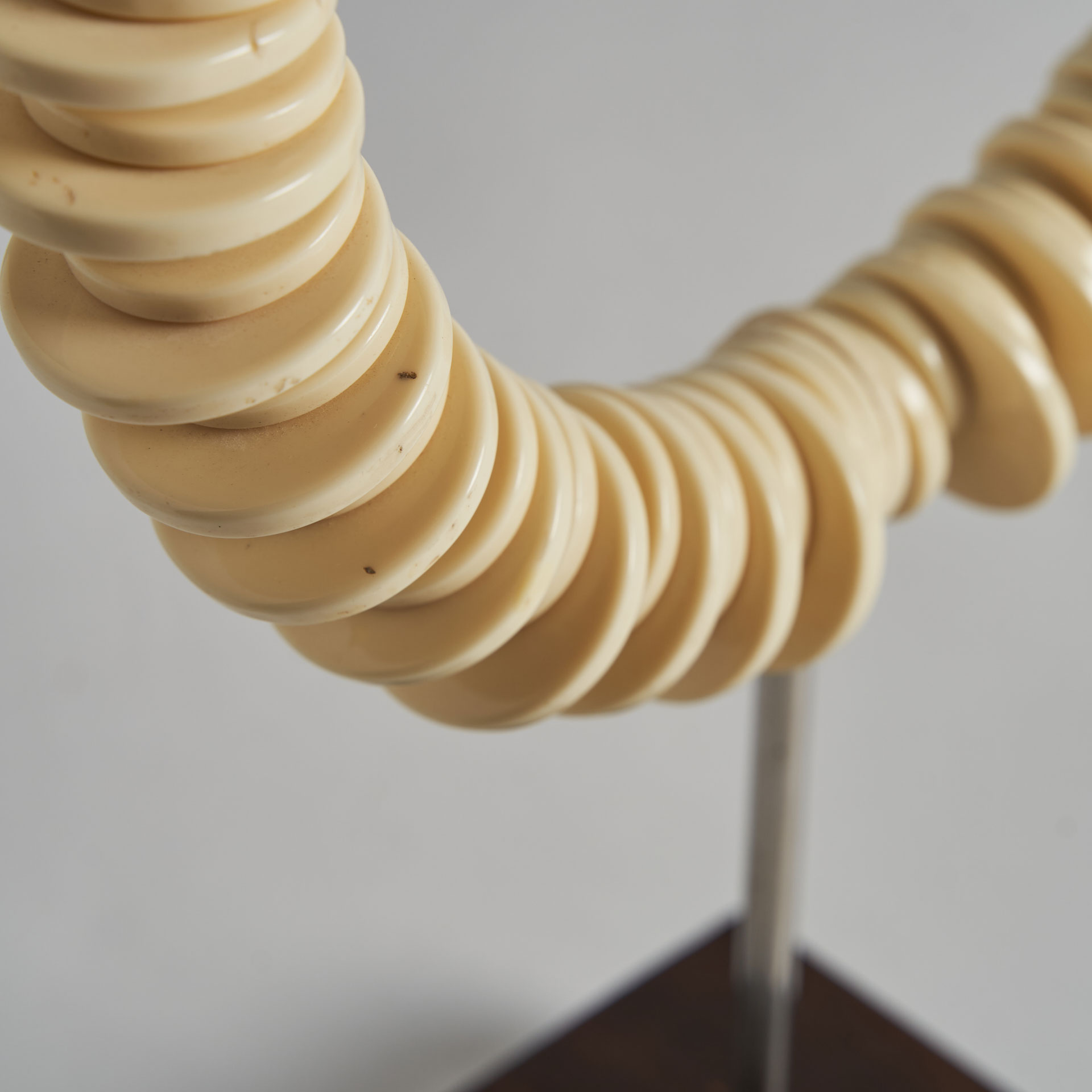 Figura decorativa austen en color marfil de estilo nórdico. Fabricado en hueso.