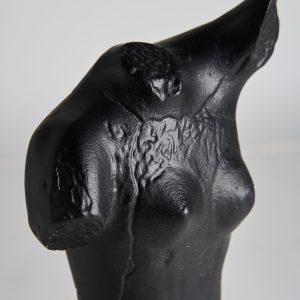 Busto Messier de estilo contemporáneo fabricado en aluminio en color negro combinado con mármol en color blanco.