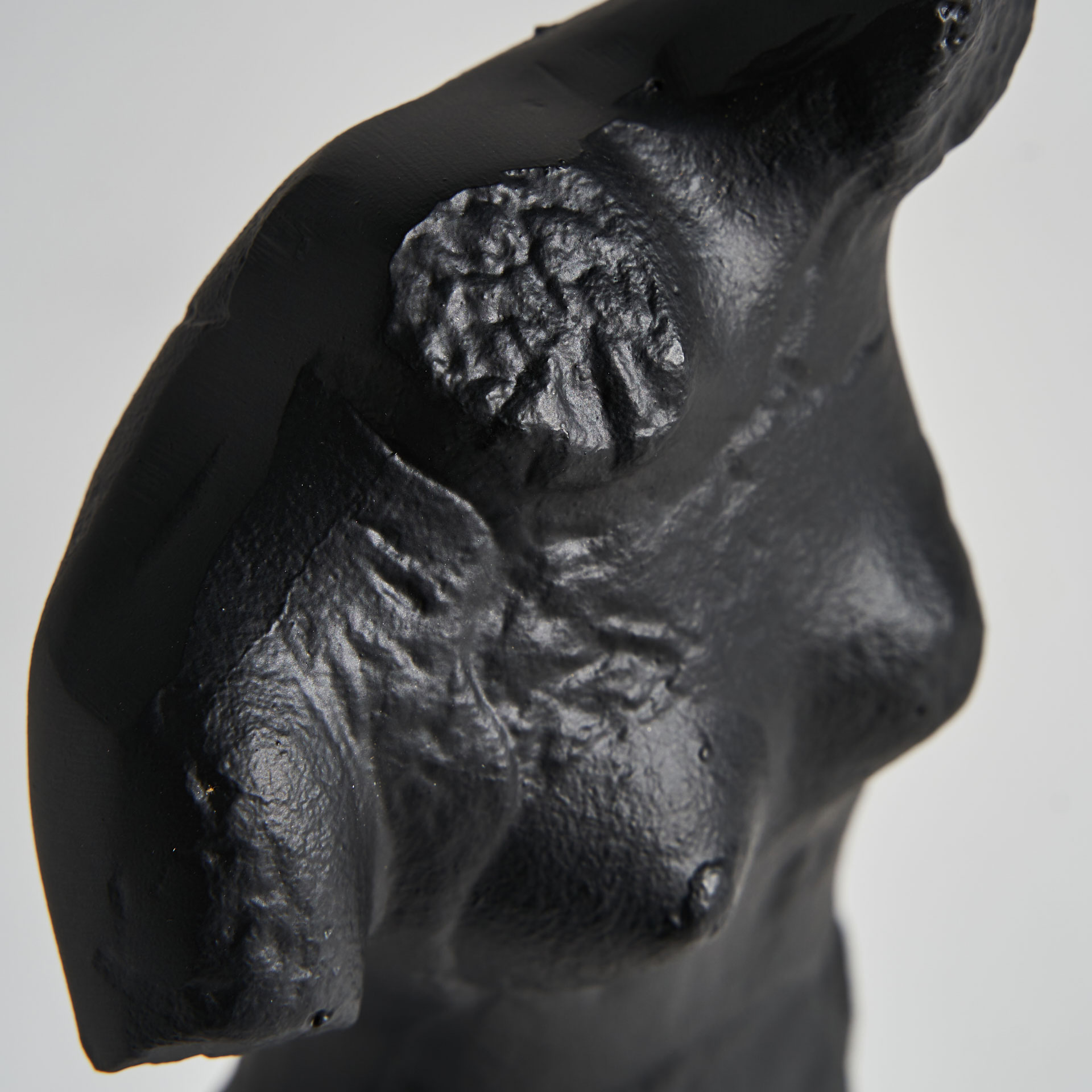 Busto Messier de estilo contemporáneo fabricado en aluminio en color negro combinado con mármol en color blanco.