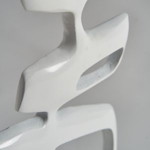 Figura decorativa Hubble de estilo contemporáneo fabricado en aluminio en color blanco en color oro.