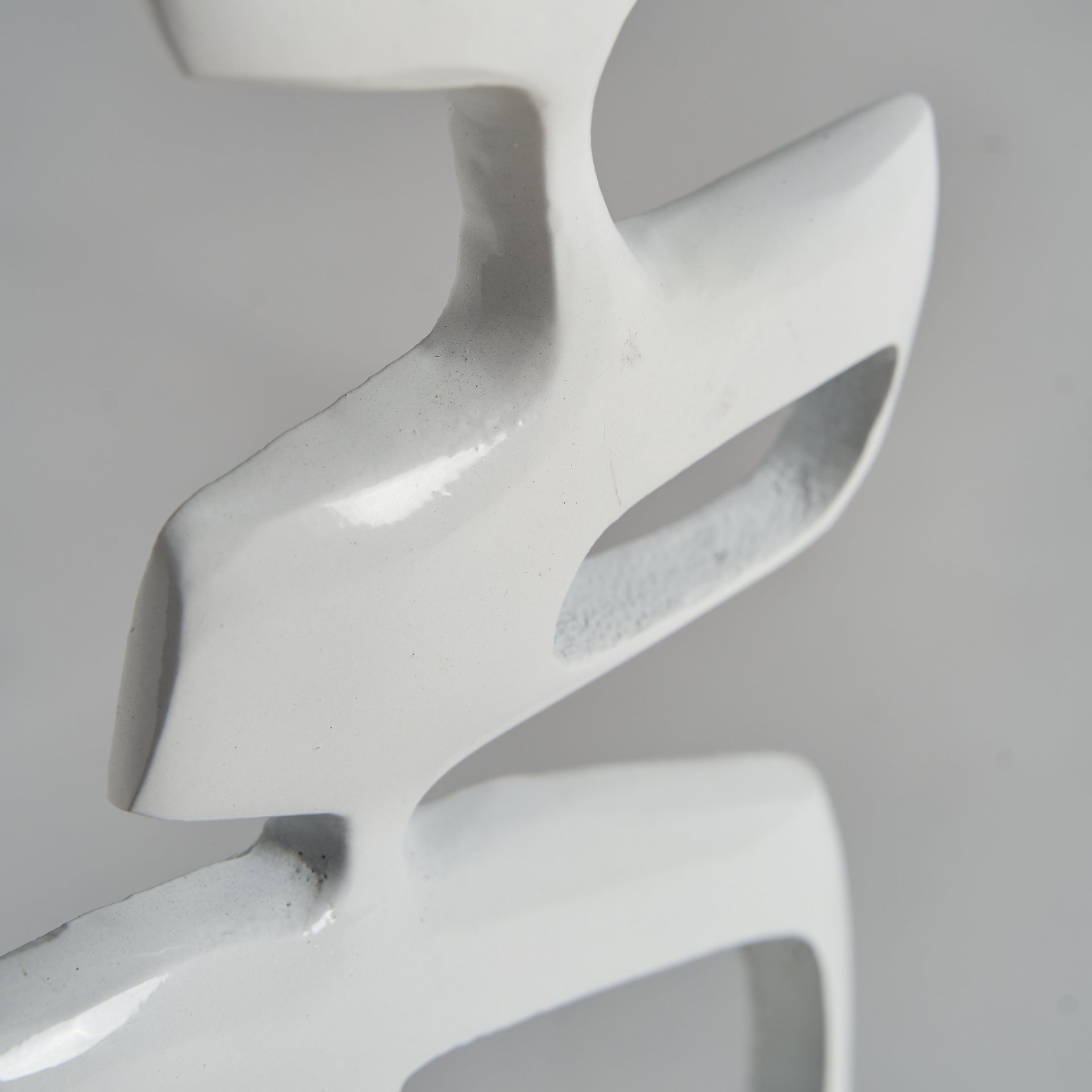 Figura decorativa Hubble de estilo contemporáneo fabricado en aluminio en color blanco en color oro.