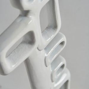 Figura decorativa Hubble de estilo contemporáneo fabricado en aluminio en color blanco en color oro.