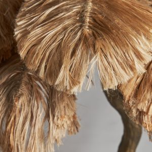 Lámpara de sobremesa Kellie de estilo contemporáneo fabricado en aluminio en color tonos en marrón combinado con cáñamo.