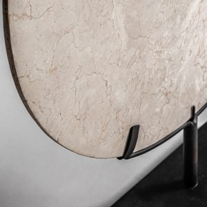 Figura decorativa de estilo étnico fabricado en mármol en color crema combinado con hierro en color negro. Producto desmontable.