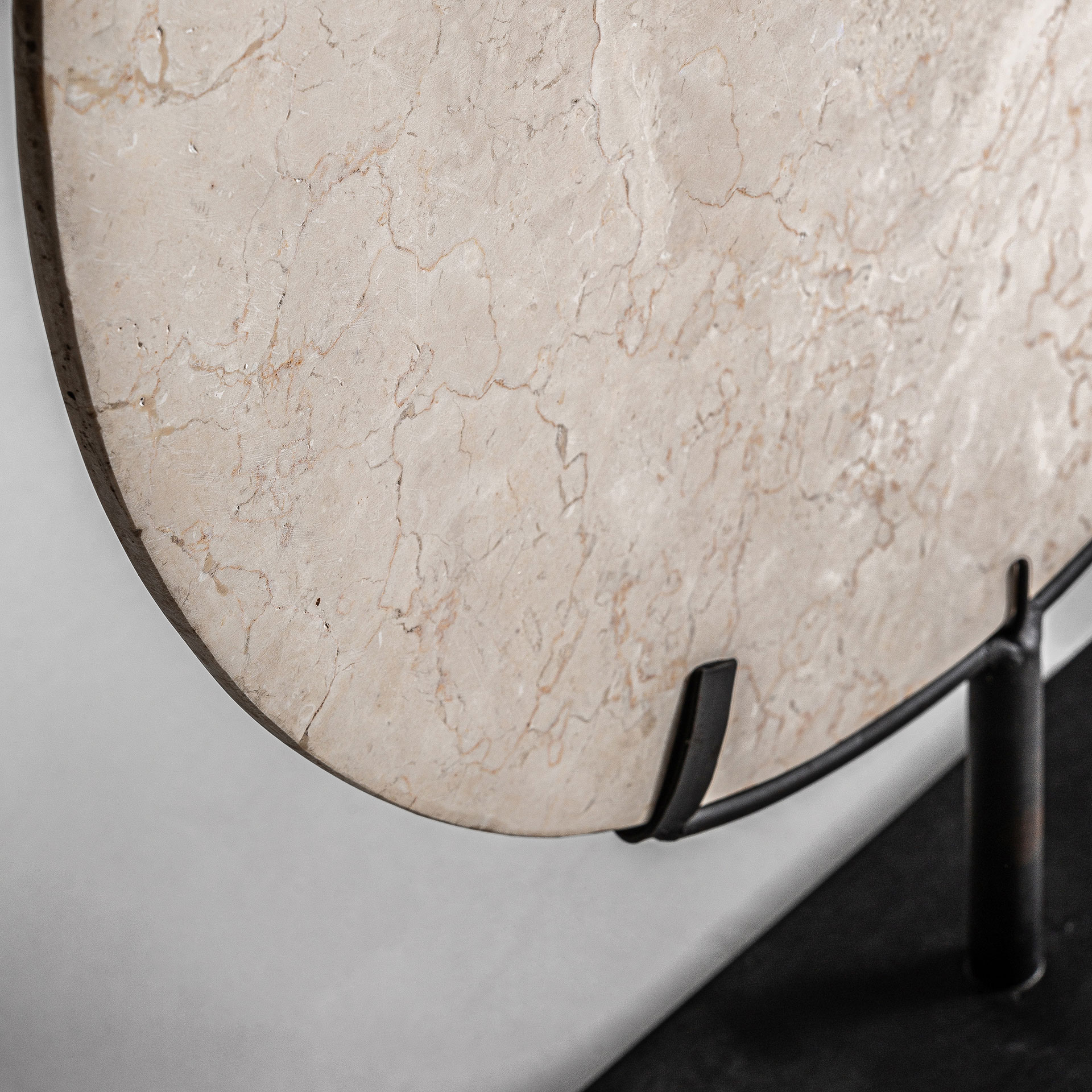 Figura decorativa de estilo étnico fabricado en mármol en color crema combinado con hierro en color negro. Producto desmontable.