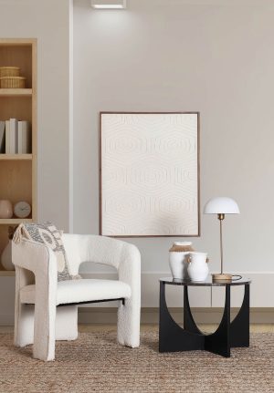 Figura decorativa de estilo étnico fabricado en mármol en color crema combinado con hierro en color negro. Producto desmontable.