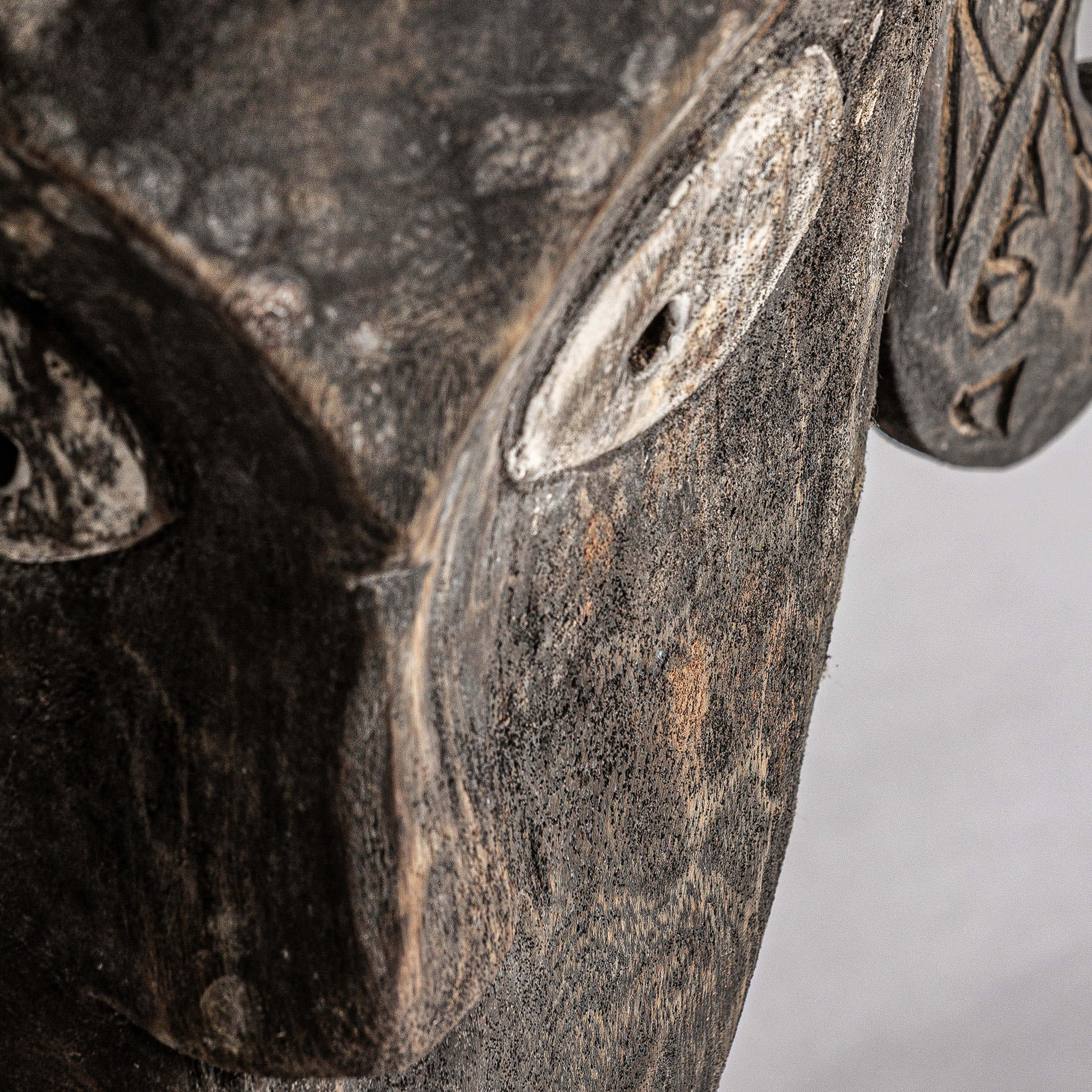 Figura decorativa de estilo étnico fabricado en madera tropical en color marrón con acabado envejecido.