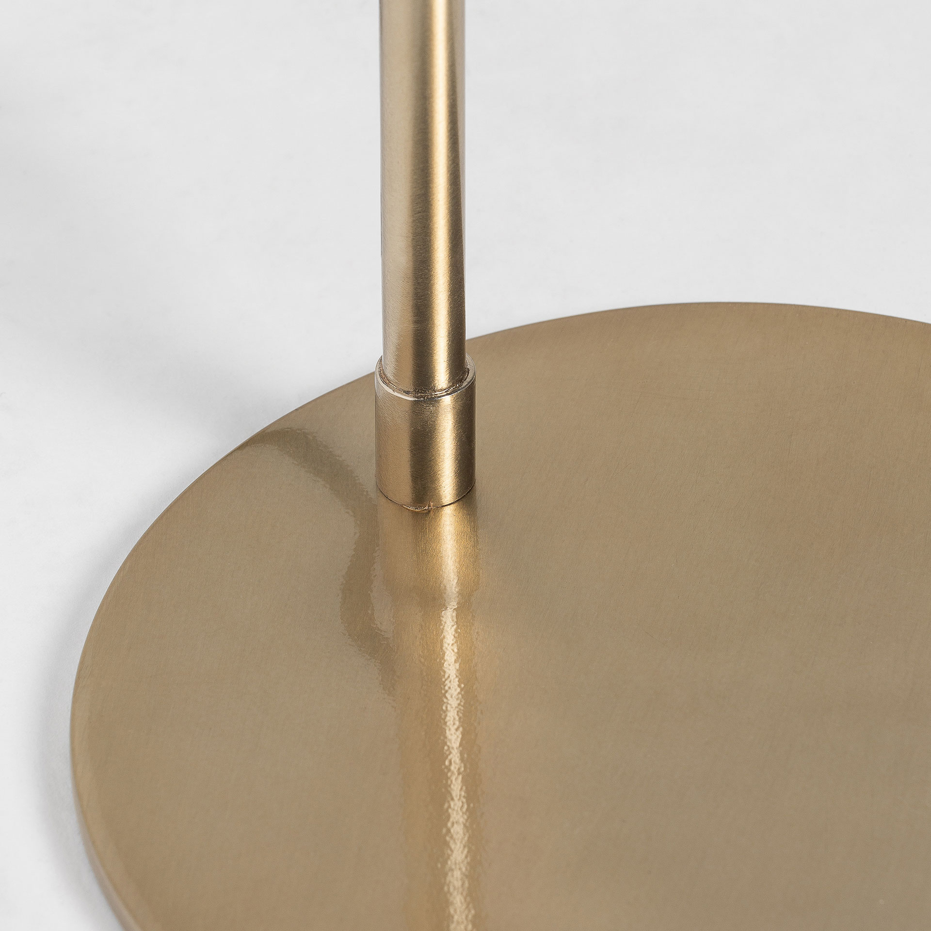 Lámpara de pie Lilly de estilo art deco fabricado en hierro en color oro en color negro.