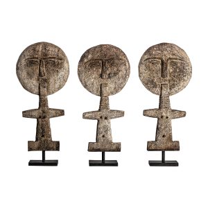 Figura decorativa de estilo étnico fabricado en madera tropical en color marrón.