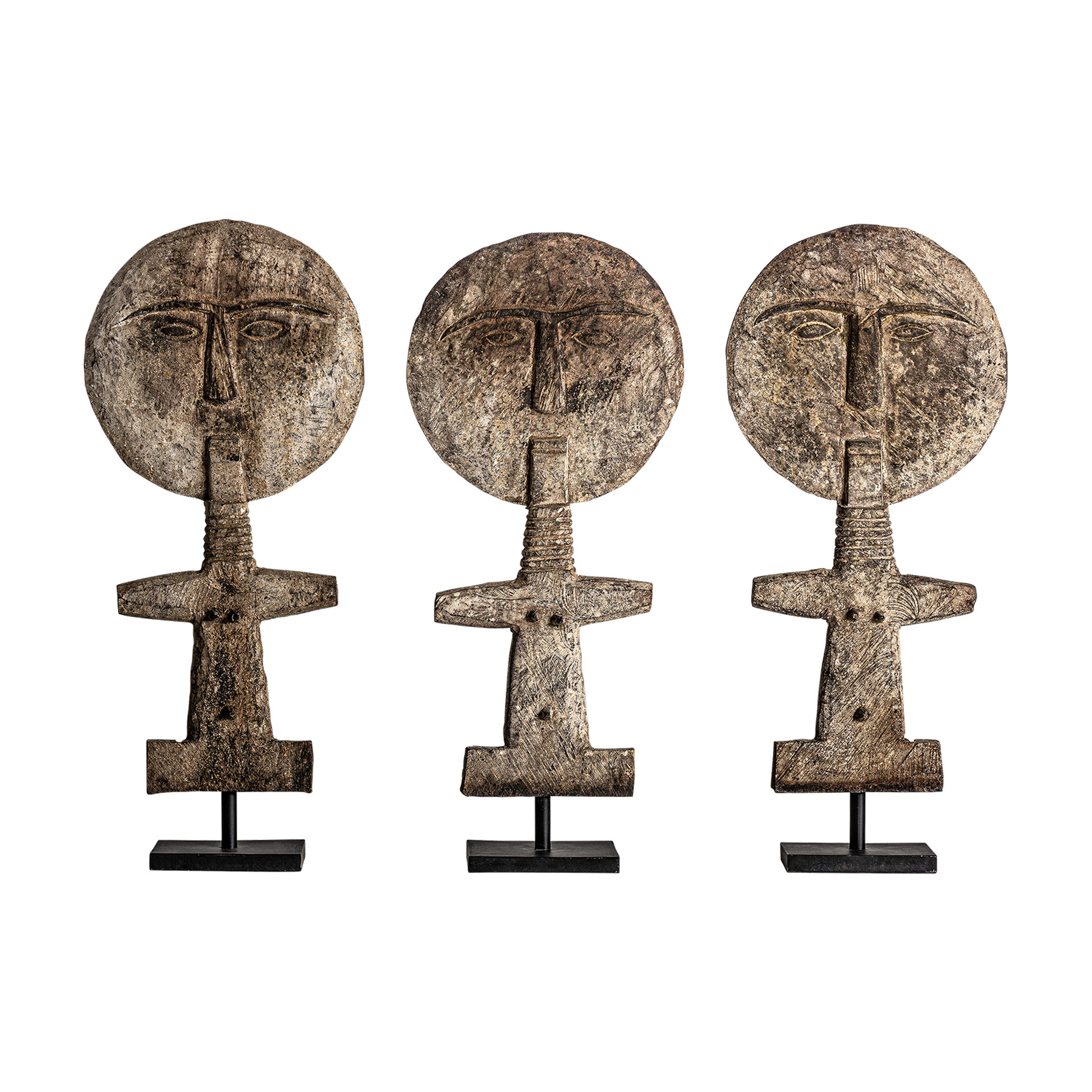 Figura decorativa de estilo étnico fabricado en madera tropical en color marrón.