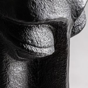 Escultura de estilo contemporáneo fabricado en cemento en color negro.