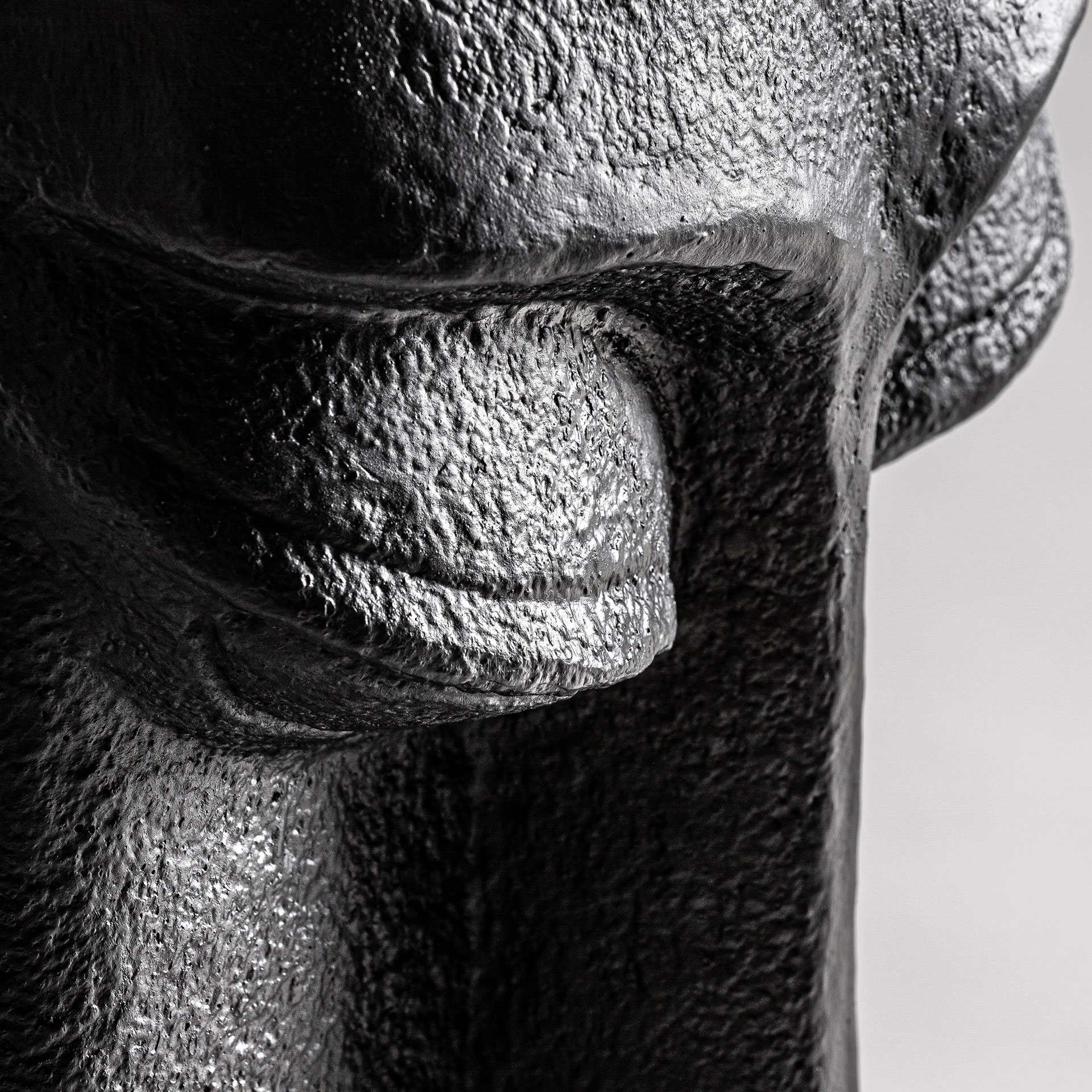 Escultura de estilo contemporáneo fabricado en cemento en color negro.