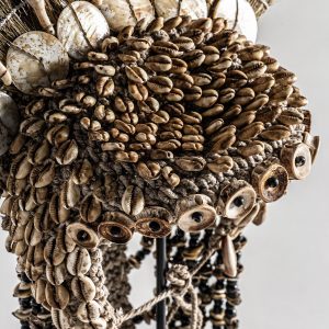 Figura decorativa de estilo étnico fabricado en fibra natural en color marrón combinado con concha. Producto desmontable.