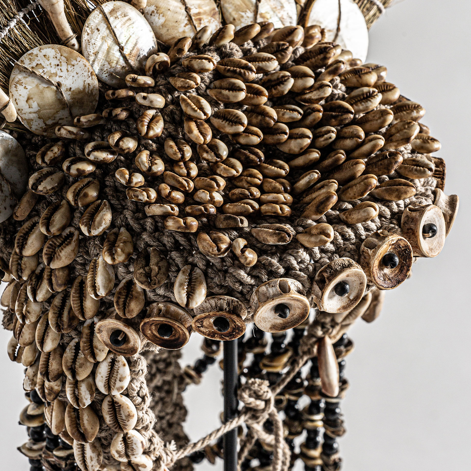 Figura decorativa de estilo étnico fabricado en fibra natural en color marrón combinado con concha. Producto desmontable.