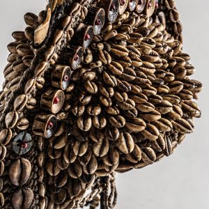 Figura decorativa de estilo étnico fabricado en fibra natural en color marrón combinado con concha. Producto desmontable.