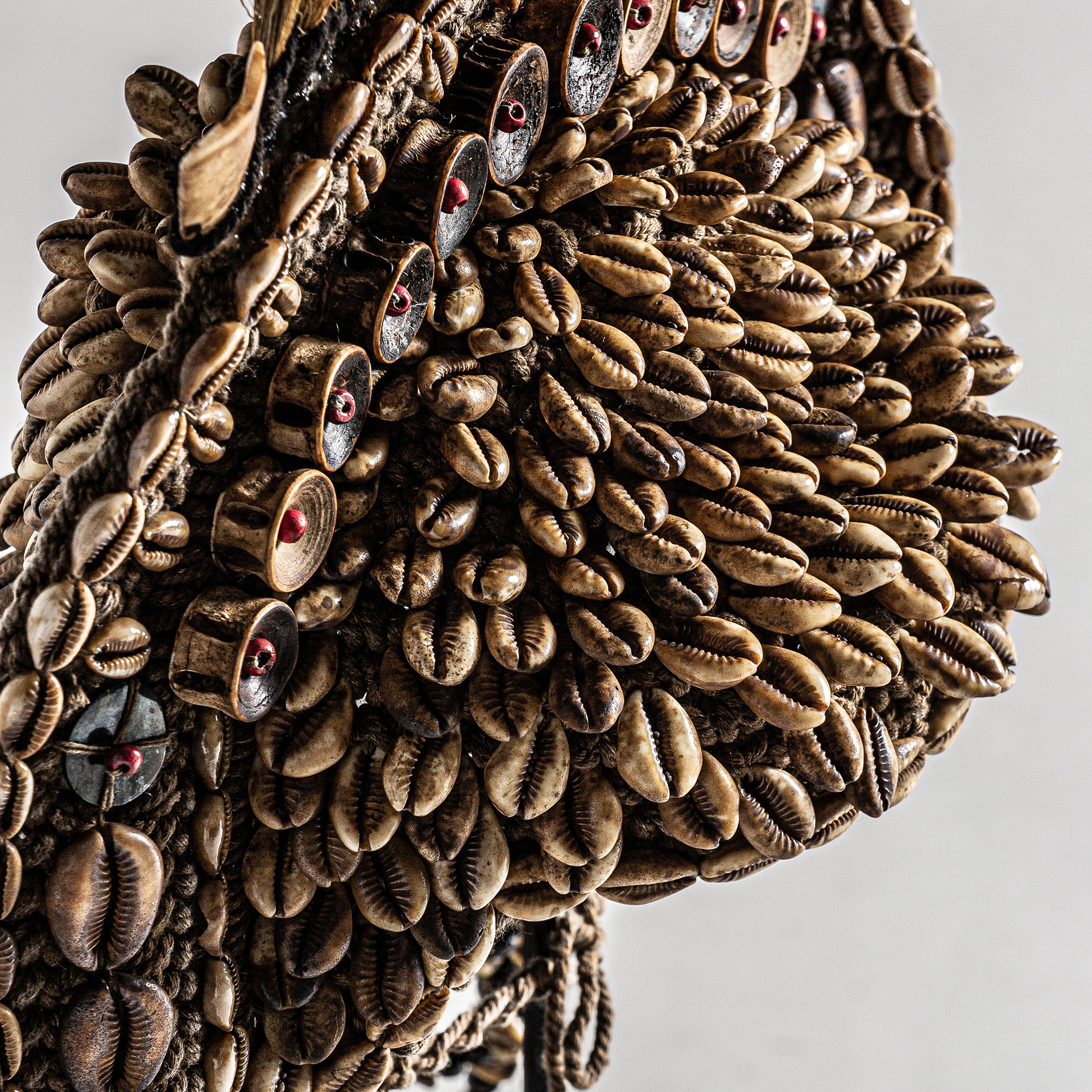 Figura decorativa de estilo étnico fabricado en fibra natural en color marrón combinado con concha. Producto desmontable.