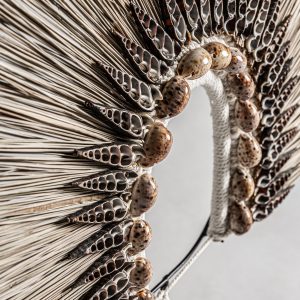 Figura decorativa de estilo étnico fabricado en fibra natural en color marrón combinado con concha. Producto desmontable.