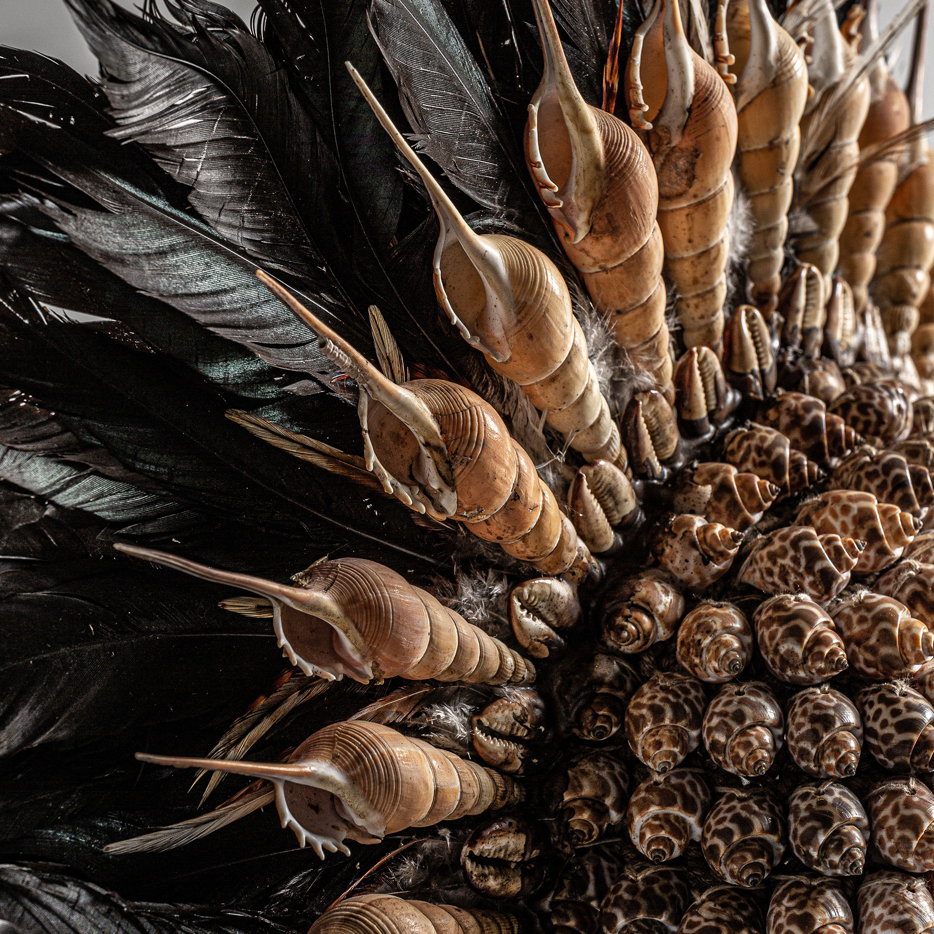 Figura decorativa de estilo étnico fabricado en fibra natural en color marrón combinado con concha. Producto desmontable.